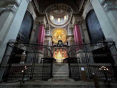 La troviamo in una maestosa cappella all�interno della chiesa, sulla destra rispetto alla navata centrale